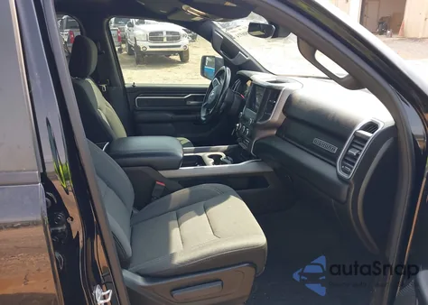 2021 Ram 1500 Big Horn 4X4 6'4 Box z USA, uszkodzony, nr VIN 1C6SRFBT2MN808715